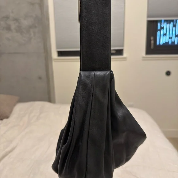 COS EUC banana bag (leather) - Picture 4 of 6